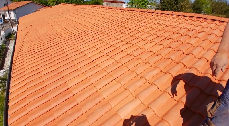 Nettoyage et démoussage de toiture à Rom 79120