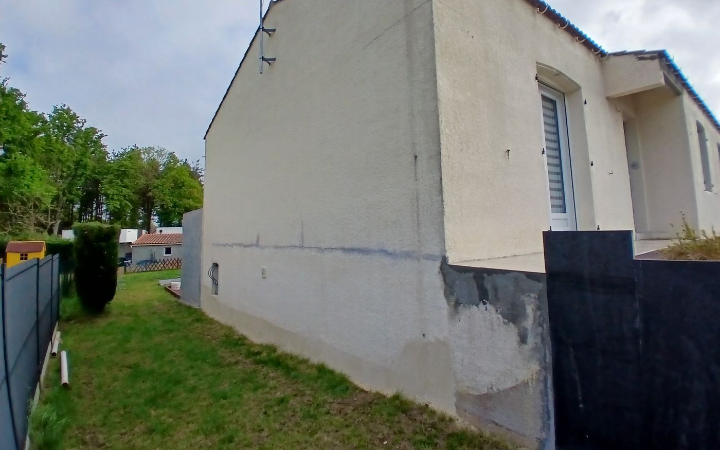 Façade avant ravalement à Hanc